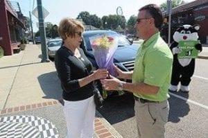 Tim Pugh and Pughy the Skunk — mascot of Pugh’s Flowers in Memphis — participated in a lightning fast Petal It Forward event, doling out about 100 bouquets in the course of 15 minutes in one of the city’s busy restaurant districts.
